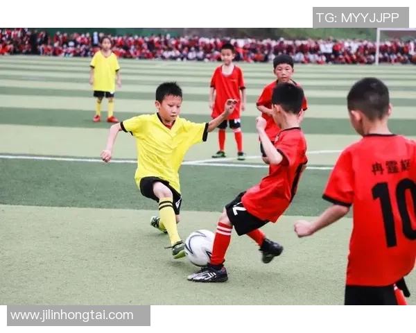 足球场上笑容灿烂的球星们带来欢乐瞬间的背后故事