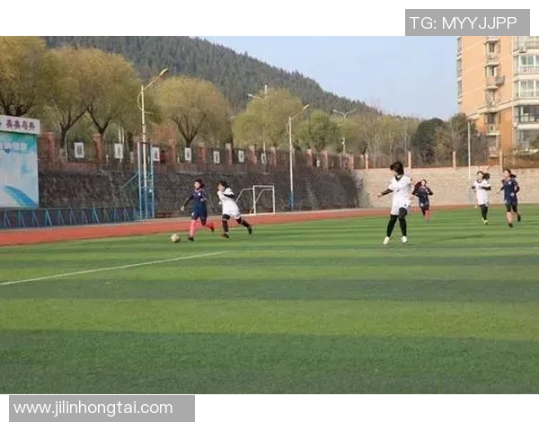 足球明星搭档默契十足 共谱绿茵场传奇新篇章